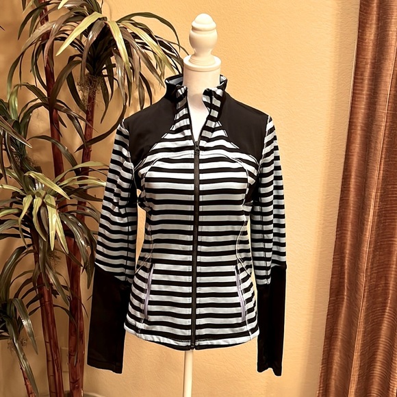lululemon athletica workout jacket & pants set.  Size 6 tall. NWOT - Picture 2 of 6
